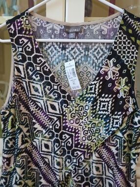 Roz & Ali Multi-Color Geometric V-Neck Sleeveless Camisole